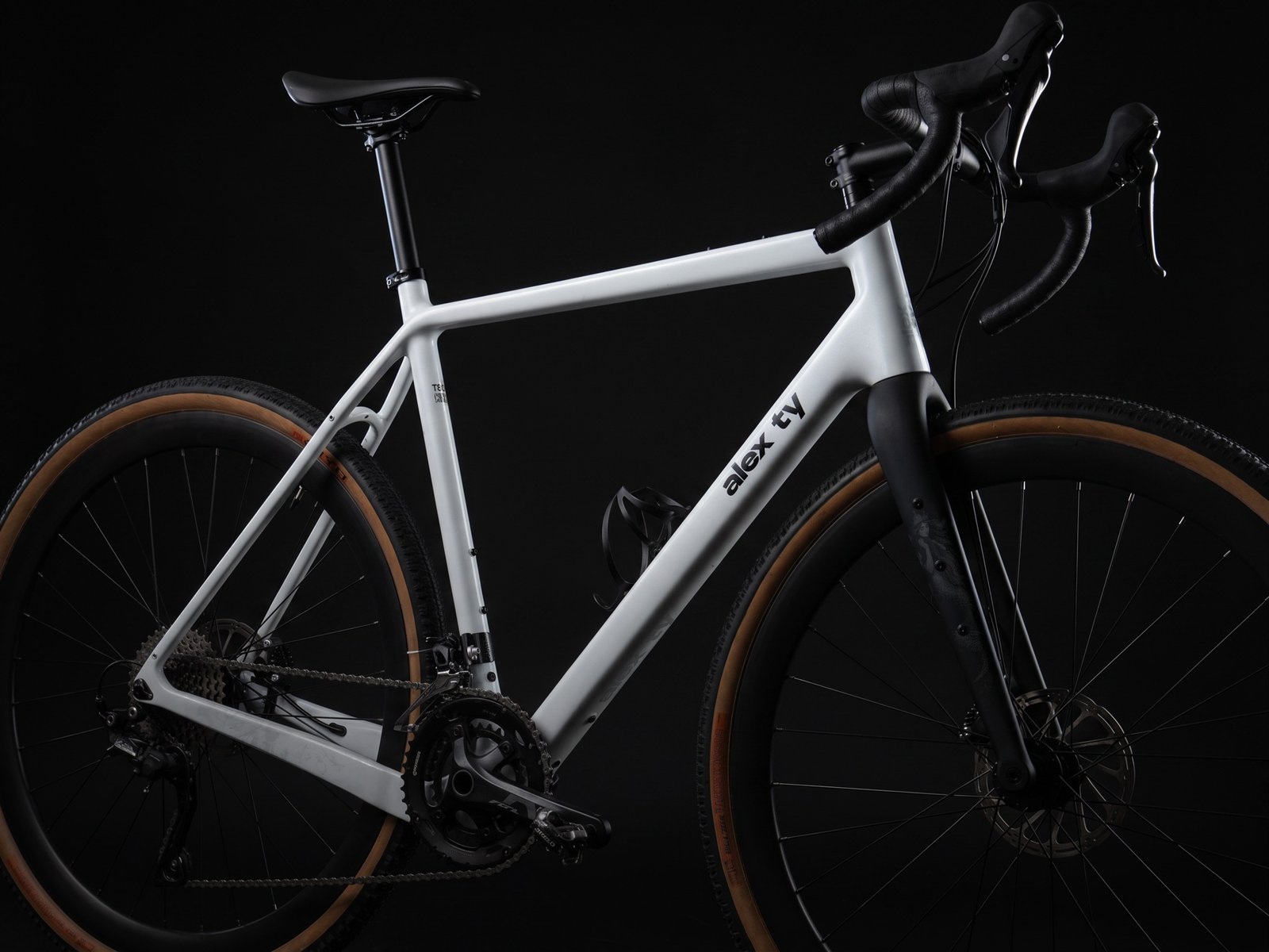 Alex Ty men’s gravel bicycle — complete bicycle three-quarter view